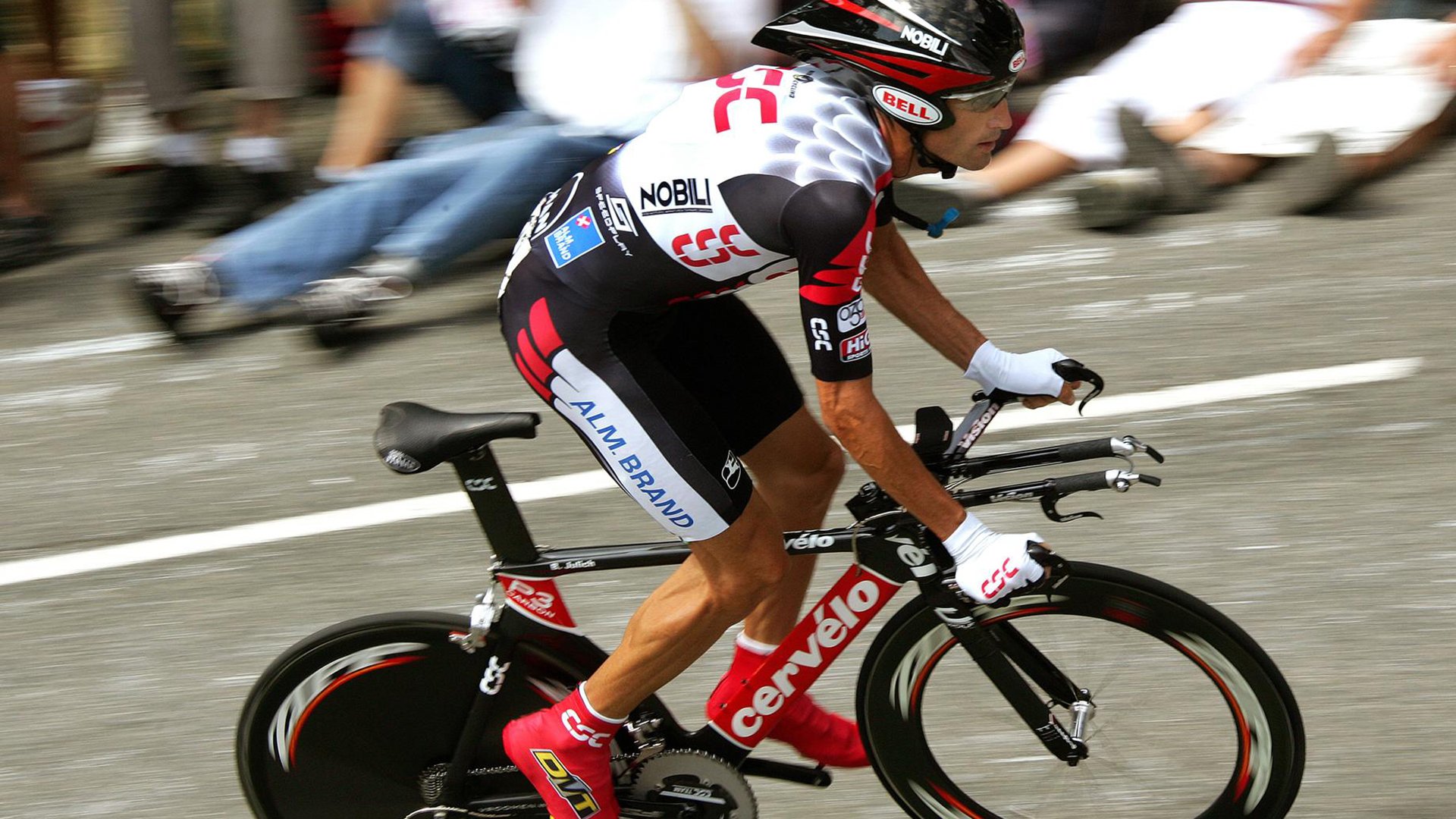 在对火箭的比赛中，库里创造了NBA历史：单场投中13个三分球，刷新纪录！